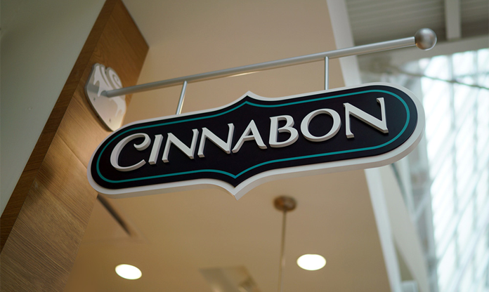 szyld z nowym logo cinnabon