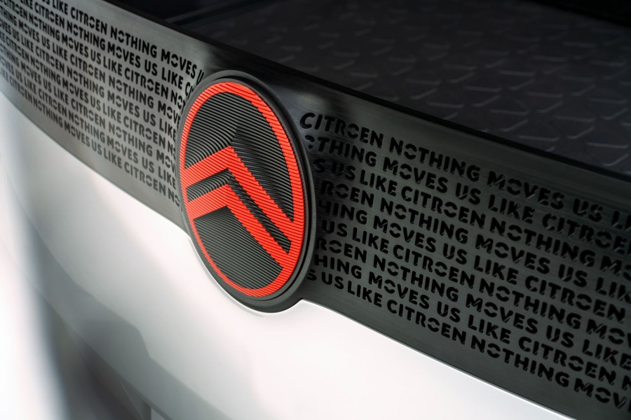 Wizualizacja nowego logo Citroen na masce samochodu